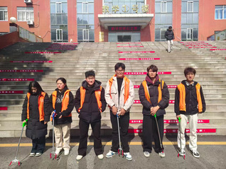 “春风学雷锋，洁净暖社区”环境...