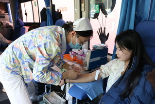 我校2025年秋季无偿献血活动...