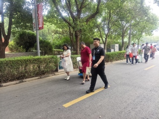 管理学院领导深入迎新一线视察指...