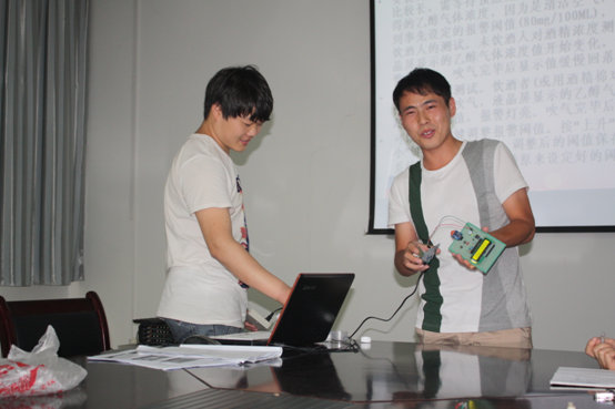图4：刘伟伟、孟维康同学向专家汇报展示大学生创新的成果